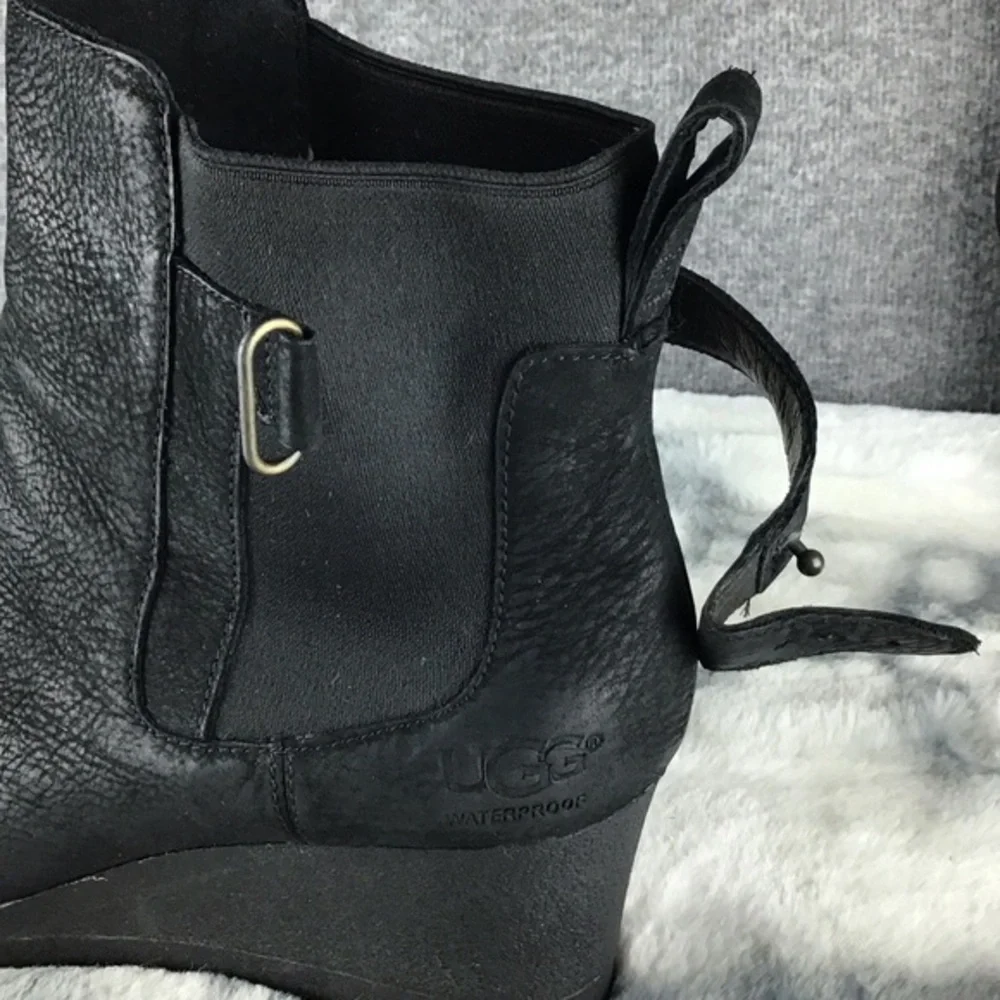 UGG chic signs